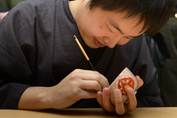 Maki-e Baisen craftsman Muneaki Shimode giving a kintsugi demonstration