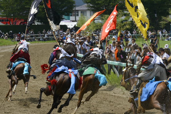 Jockeys race wearing samurai armor