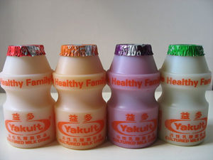 Flavoured Yakult from Singapore © Wikipedia/Dezzawong